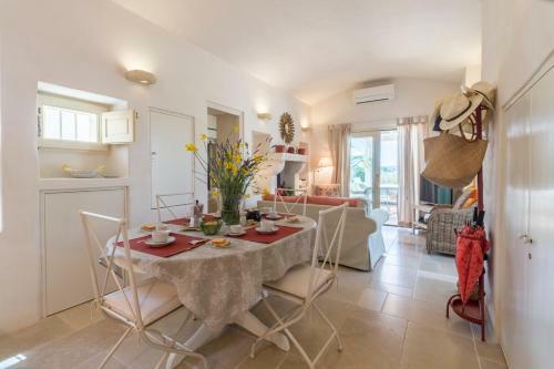 Traghetto Villa Sleeps 6 With Pool