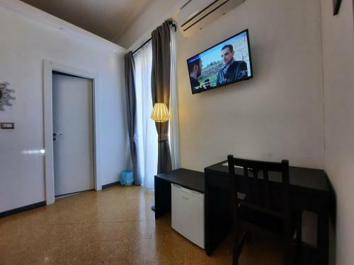 Hostal Politeamari