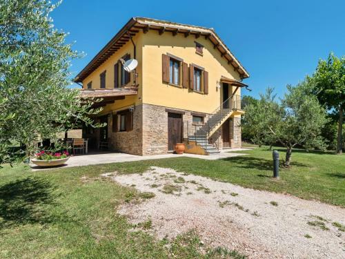 Stylish Villa In Piandimeleto With Swimming Pool