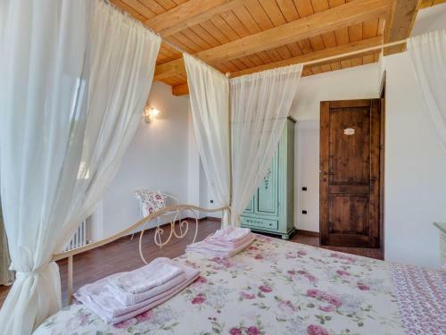 Stylish Villa In Piandimeleto With Swimming Pool
