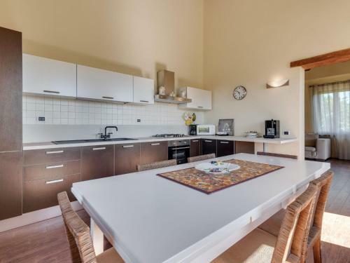 Stylish Villa In Piandimeleto With Swimming Pool