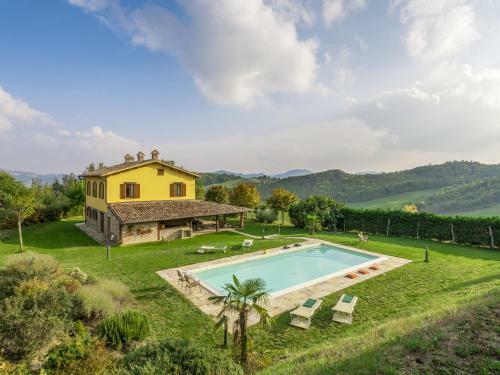 Stylish Villa In Piandimeleto With Swimming Pool