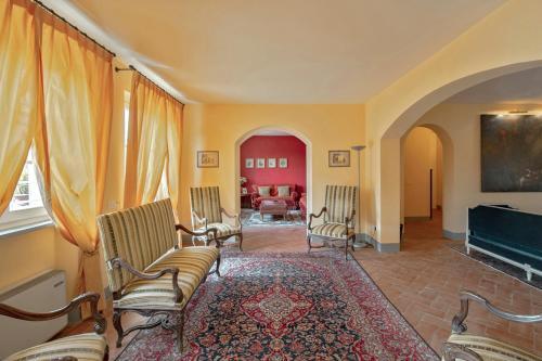 Segromigno In Monte Villa Sleeps 14 With Pool And Air Con