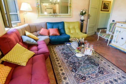 San Colombano Villa Sleeps 20 With Pool And Air Con