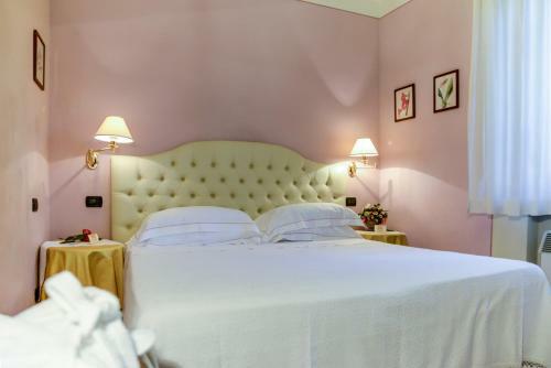 San Colombano Villa Sleeps 20 With Pool And Air Con