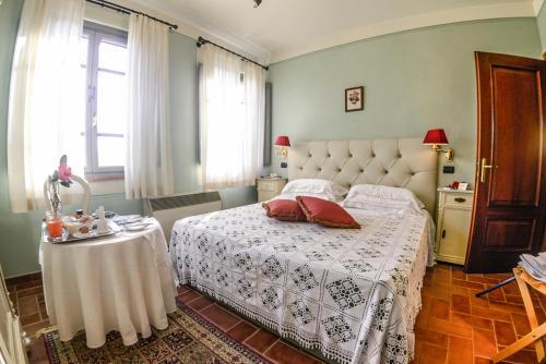 San Colombano Villa Sleeps 20 With Pool And Air Con