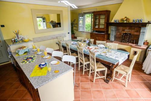 San Colombano Villa Sleeps 20 With Pool And Air Con