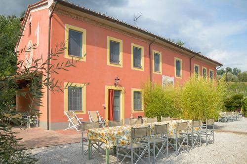 San Colombano Villa Sleeps 20 With Pool And Air Con