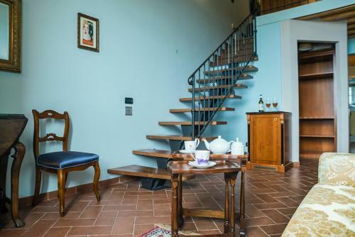 San Colombano Villa Sleeps 22 With Pool And Air Con