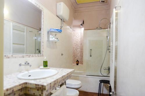 San Colombano Villa Sleeps 22 With Pool And Air Con