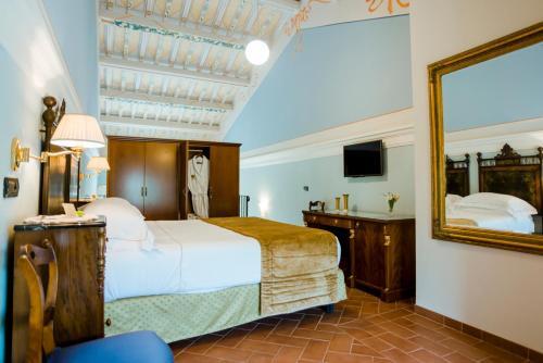 San Colombano Villa Sleeps 22 With Pool And Air Con