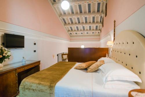 San Colombano Villa Sleeps 22 With Pool And Air Con