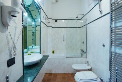 San Colombano Villa Sleeps 22 With Pool And Air Con