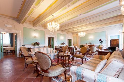 San Colombano Villa Sleeps 22 With Pool And Air Con
