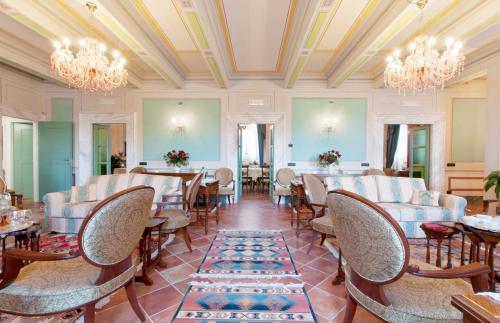 San Colombano Villa Sleeps 22 With Pool And Air Con