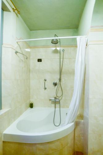 San Colombano Villa Sleeps 22 With Pool And Air Con