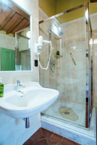 San Colombano Villa Sleeps 22 With Pool And Air Con
