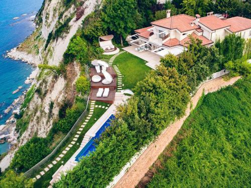 Pietra La Croce Villa Sleeps 8 With Pool And Air Con