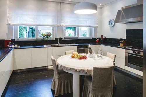 Pietra La Croce Villa Sleeps 8 With Pool And Air Con