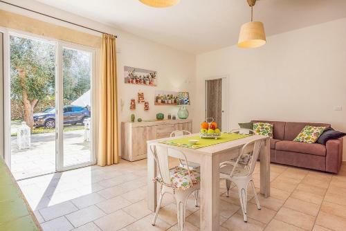 Poggiardo Holiday Home Sleeps 7 With Pool And Air Con