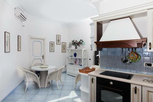 Villa In Positano Sleeps 8 With Pool Air Con And Wifi