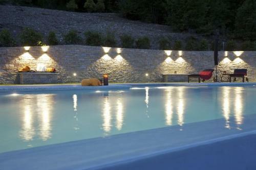 Premeno Villa Sleeps 8 Pool Wifi