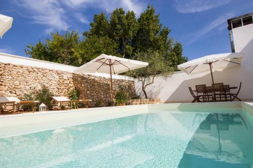 Villa Courtyard With Pool
