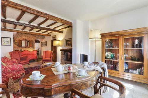 Pillo Villa Sleeps 10 With Pool And Air Con