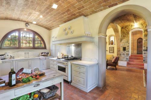 Pillo Villa Sleeps 12 With Pool And Air Con