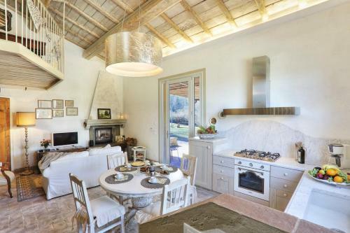 Pillo Villa Sleeps 12 With Pool And Air Con