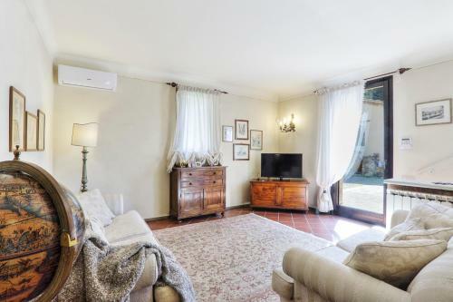 Pillo Villa Sleeps 12 With Pool And Air Con