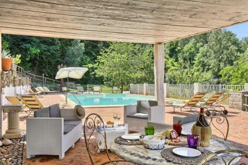 Pillo Villa Sleeps 12 With Pool And Air Con