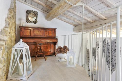 Pillo Villa Sleeps 12 With Pool And Air Con