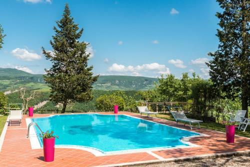 Radicofani Villa Sleeps 28 With Pool