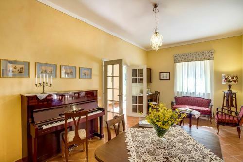 Radicofani Villa Sleeps 28 With Pool