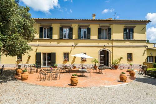 Radicofani Villa Sleeps 28 With Pool