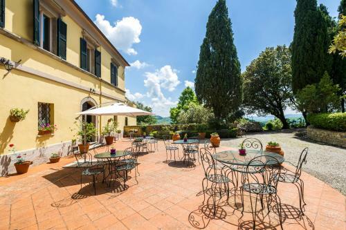 Radicofani Villa Sleeps 28 With Pool