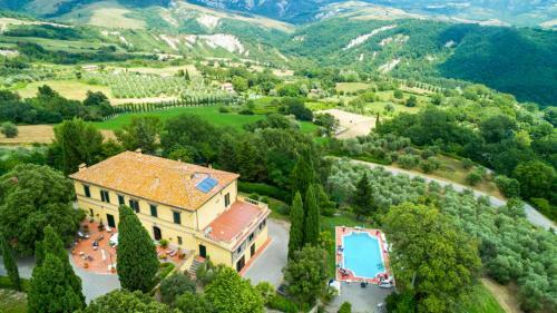 Radicofani Villa Sleeps 28 With Pool