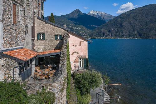 Rezzonico Villa Sleeps 8 Wifi