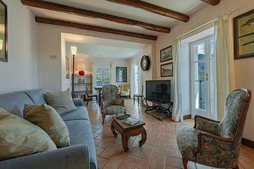 Rezzonico Villa Sleeps 8 Wifi