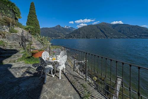 Rezzonico Villa Sleeps 8 Wifi