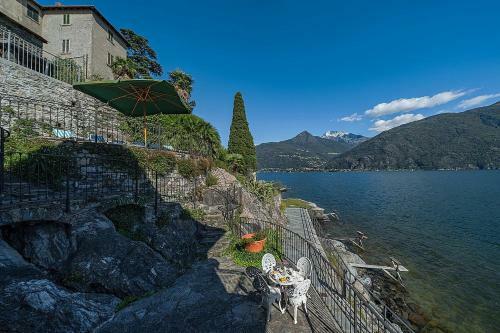 Rezzonico Villa Sleeps 8 Wifi