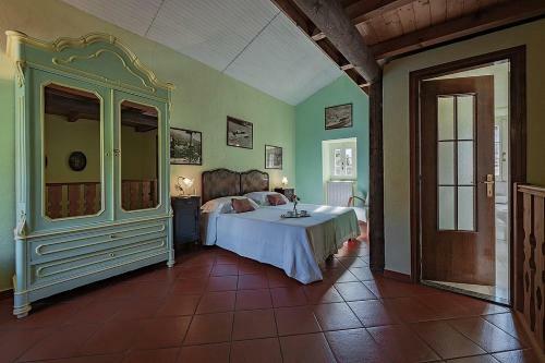 Rezzonico Villa Sleeps 8 Wifi