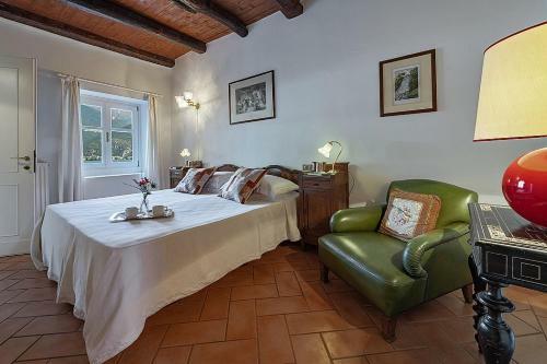 Rezzonico Villa Sleeps 8 Wifi
