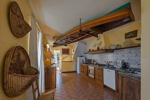 Rezzonico Villa Sleeps 8 Wifi