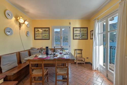 Rezzonico Villa Sleeps 8 Wifi