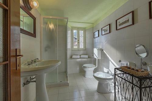 Rezzonico Villa Sleeps 8 Wifi