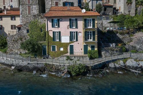 Rezzonico Villa Sleeps 8 Wifi
