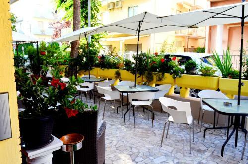Hostal New Hotel Cirene Room For 4 People Half Pension