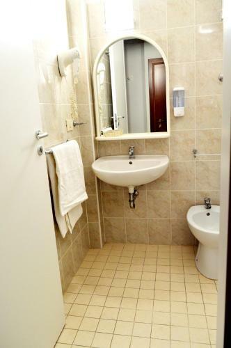Hostal New Hotel Cirene Room For 4 People Half Pension
